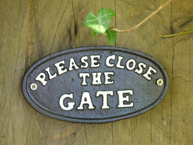 Sign - Please Close The Gate